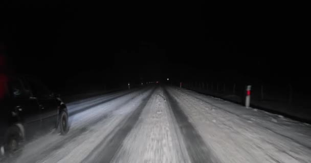 Winter verschneite Nachtfahrt — Stockvideo