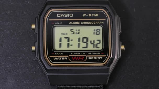 Tampilan waktu arloji digital Casio — Stok Video