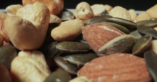 Макрос горіхів і насіння, рука збирає деякі — стокове відео