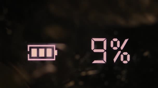 Símbolo de carregamento da bateria brilhando de perto — Vídeo de Stock