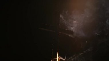 Yanan haç düşüyor