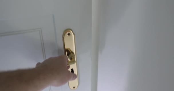 Een kamer binnengaan door een witte deur — Stockvideo