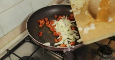 Sosisle yemek yapmak.