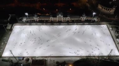 Budapeşte 'de insanlar buz pateni pistinde kayıyor.