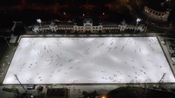 Pessoas patinando na pista de gelo em Budapeste — Vídeo de Stock