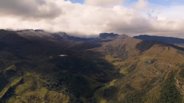 Ψηλά σύννεφα βουνό drone εναέρια άποψη στις Άνδεις — Αρχείο Βίντεο