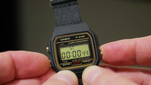 Casio digitala klocka stoppur börjar — Stockvideo