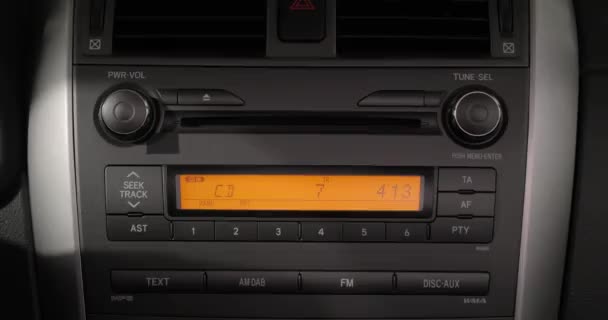Podkręcenie głośności muzyki w samochodowym stereo — Wideo stockowe
