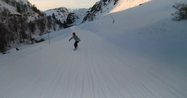 Snowboarder follow shot — Stock Video