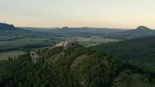 Letecký pohled na středověký hrad, Szigliget — Stock video