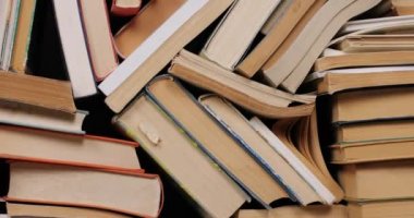Kitap duvarı birikti.