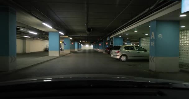 在停车场地下室开车 — 图库视频影像