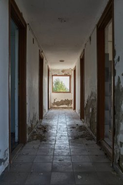 Terk edilmiş bina içi