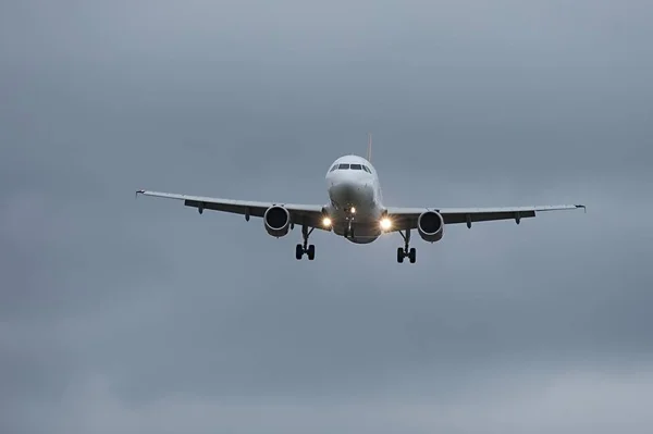 Atterraggio aereo commerciale — Foto Stock