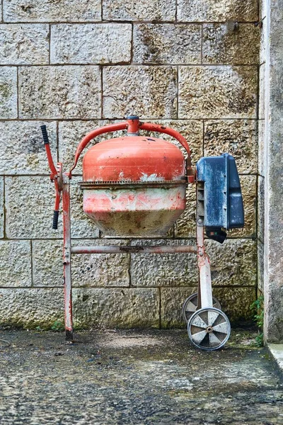 Mélangeur de béton dans une cour arrière — Photo