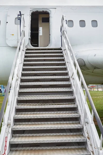 Лестница к самолету — стоковое фото