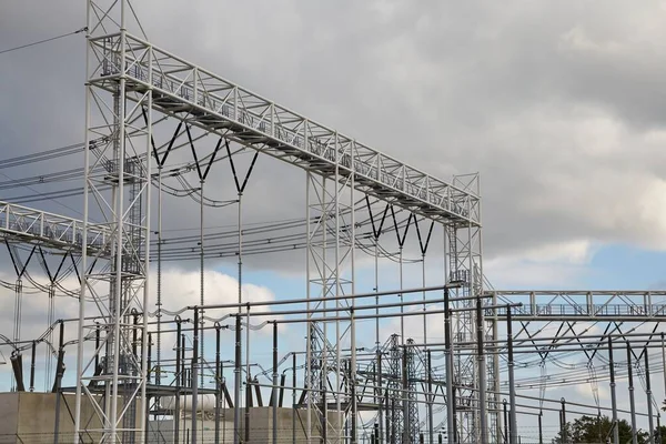 Stazione trasformatore linee elettriche — Foto Stock