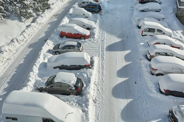 Coches de estacionamiento de invierno — Foto de Stock