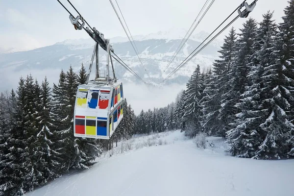 Cabine de remontée mécanique au-dessus d'une vallée — Photo