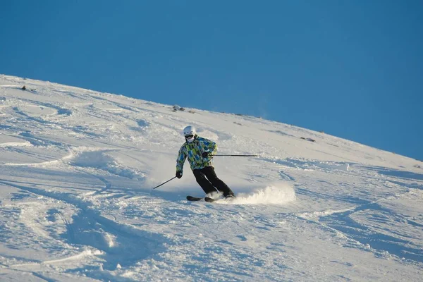 Taze toz karda kayak yapmak — Stok fotoğraf