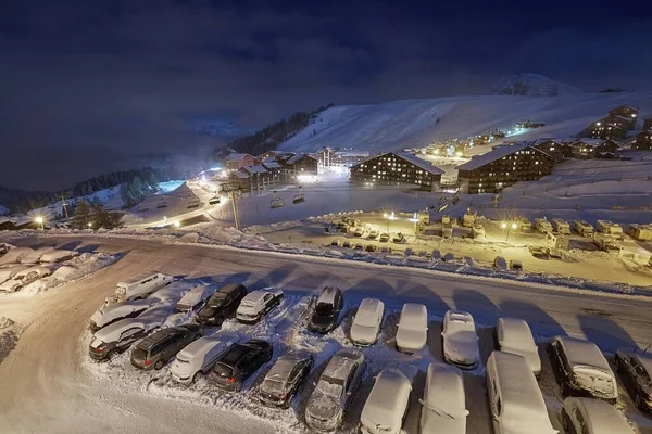 Geceleri karlı dağ kayak köyü — Stok fotoğraf