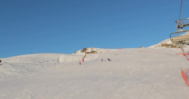 Skiën in de Alpen — Stockvideo