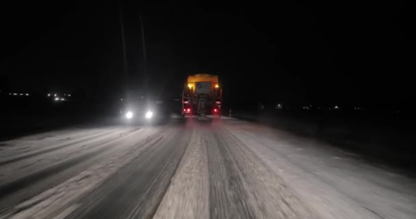 Зимняя снежная ночная езда — стоковое видео