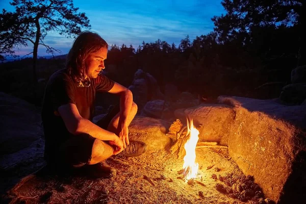 Homme près d'un feu de camp — Photo