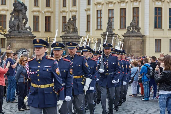 Fegyveres palotaőrök menetelnek Prágában. — Stock Fotó