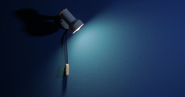 Noční lampa zhasíná v tmavé místnosti — Stock video