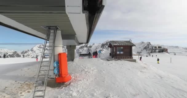 Ski lift ascend arrival — Stock Video