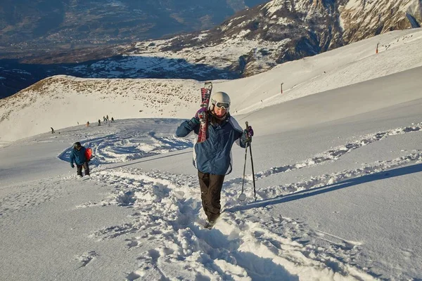 신선 한 파우더 눈 위를 걷는 모습 — 스톡 사진