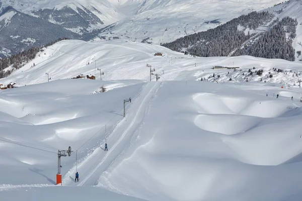 Alplerde kayak yamaçlarında — Stok fotoğraf