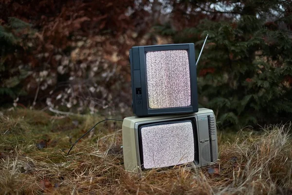 TV 는 풀 속에서 신호가 없다 — 스톡 사진