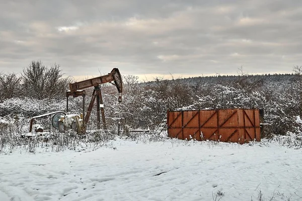 Pozzo di petrolio su un paesaggio invernale — Foto Stock