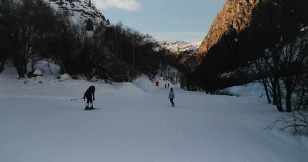 Snowboarder seguir tiro — Vídeo de stock