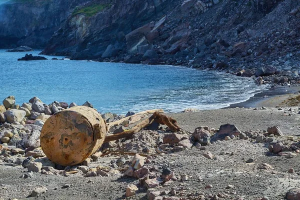 Vecchia caldaia arrugginita rottami di metallo sulla riva — Foto Stock