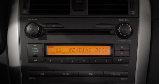 Podkręcenie głośności muzyki w samochodowym stereo — Wideo stockowe