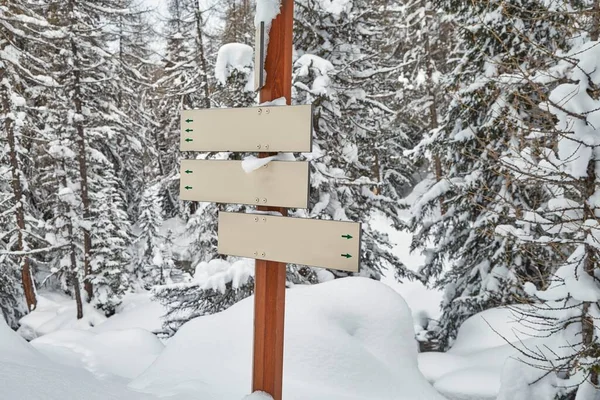 Winter Snowy Mountain Hiking Signs — Stock Photo, Image