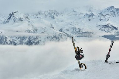 Dağın tepesinde kar kaykayı