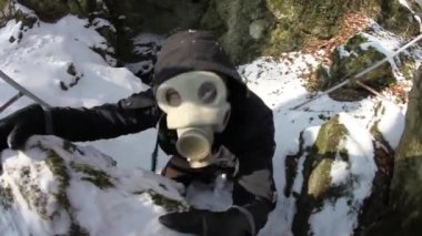 Karlı mağaradaki maskeli adam garip davranıyor.