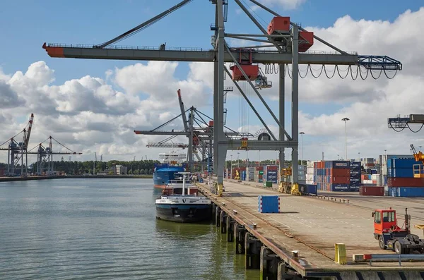 Laadcontainers op een schip — Stockfoto