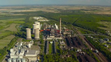 Elektrik santrali soğutma kuleleri hava görüntüsü