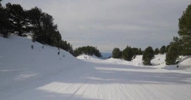 Yokuş aşağı kayıyoruz, etrafta kimse yok.