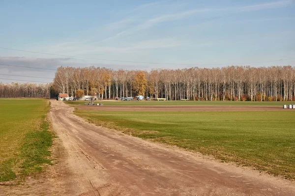 Agircutural fält med grusväg — Stockfoto
