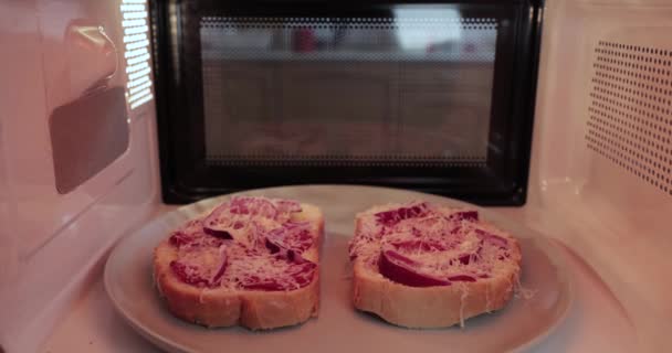 Κάνοντας τοστ σε φούρνο μικροκυμάτων, μέσα vew — Αρχείο Βίντεο