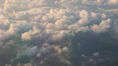 Bulutların arasında uçarken