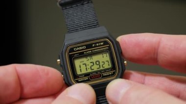 Saati bir saat geri al ve bitir.