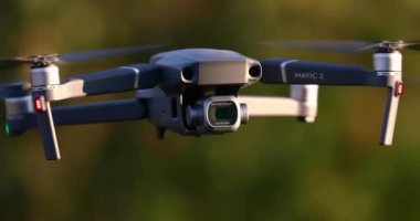 İnsansız hava aracı dışarıda uçuyor.