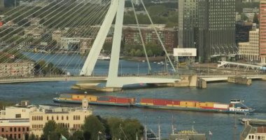 Rotterdam 'da konteynır taşıyan gemi.